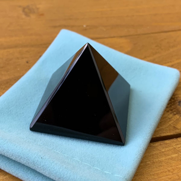 obsidienne noire pyramide