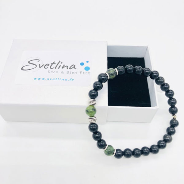bracelet en jade nephrite et obsidienne posé sur sa boite